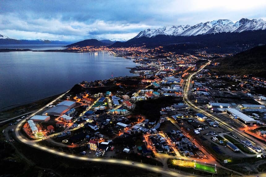 Esta vista aérea muestra la ciudad de Ushuaia, en la provincia de Tierra del Fuego, Antártida e Islas del Atlántico Sur, Argentina, el 17 de mayo de 2026. (JUAN MABROMATA / AFP vía Getty Images)