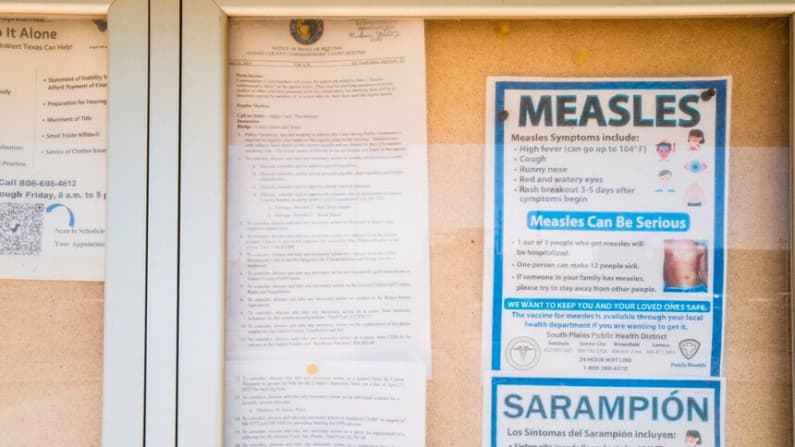 Un bebé con un trastorno genético poco común falleció a causa del sarampión, dice el médico forense