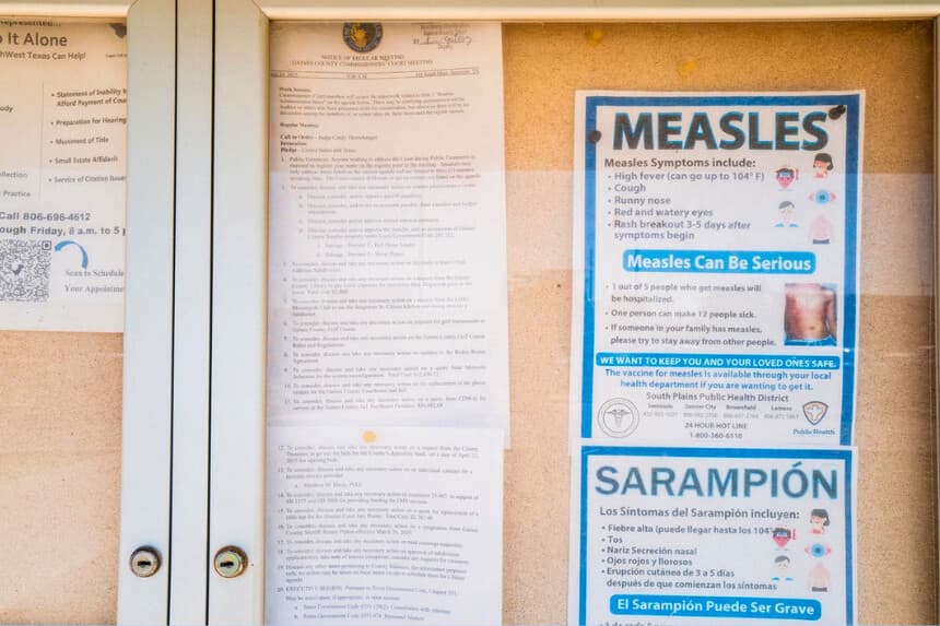 Un aviso de sarampión en un tablón de anuncios frente al Palacio de Justicia del Condado de Gaines en Seminole, Texas, el 9 de abril de 2025. (Brandon Bell/Getty Images).