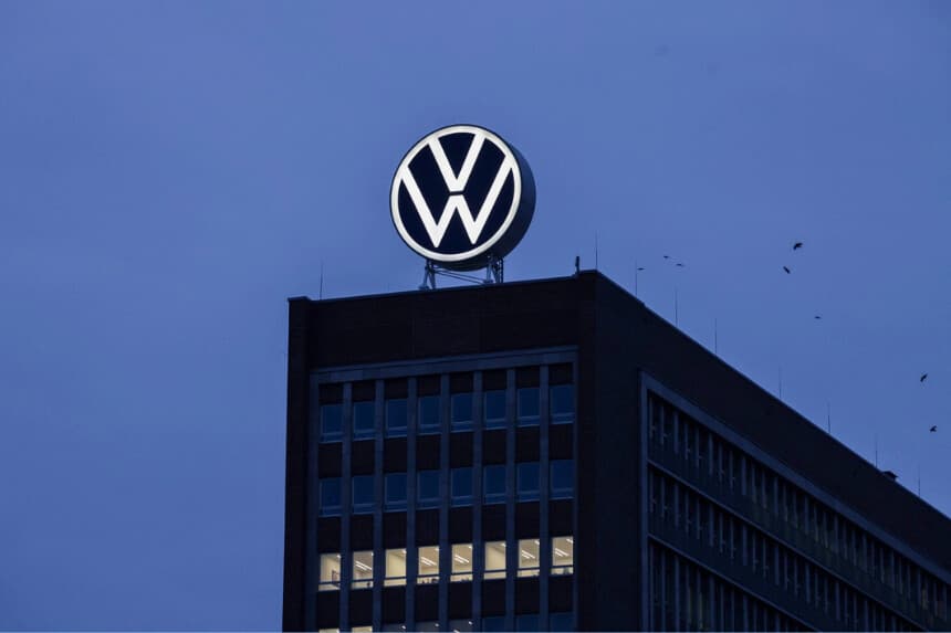 El logotipo de Volkswagen está iluminado al anochecer en el edificio administrativo principal de la fábrica de automóviles Volkswagen en Wolfsburgo, Alemania, el 28 de octubre de 2024. (Sean Gallup/Getty Images).