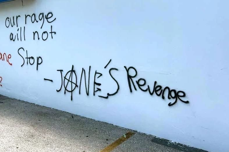 Un centro de embarazo Heartbeat of Miami en Hialeah fue atacado por Jane’s Revenge el 3 de julio de 2023. (Página de Facebook de Heartbeat of Miami Pregnancy Help Medical Clinics)