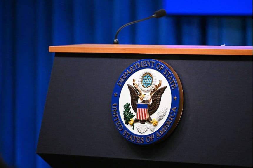 El sello del Departamento de Estado de EE. UU. se ve en el atril durante una conferencia de prensa del Departamento de Estado en Washington, D.C., el 19 de diciembre de 2025. (Mandel NGAN / AFP vía Getty Images)