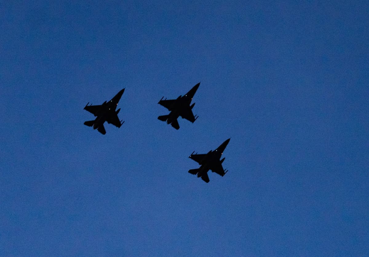 Aviones de combate F-16 estadounidenses sobrevuelan el Monumento Nacional del Monte Rushmore en Dakota del Sur, el 3 de julio de 2026. (John Fredricks/The Epoch Times)