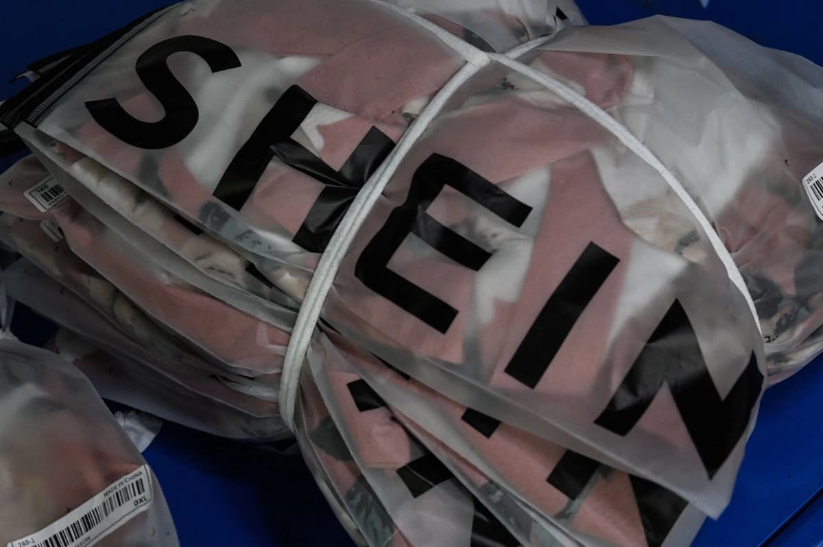 Logotipo de Shein, empresa de comercio electrónico de moda rápida transfronteriza, en una fábrica de ropa en Guangzhou, en la provincia sureña china de Guangdong, el 18 de julio de 2022. (Jade Gao/AFP vía Getty Images).