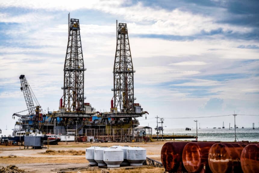 Plataformas petroleras en Cabimas, al sur del lago de Maracaibo, estado Zulia, Venezuela, el 31 de enero de 2026. (Maryorin Mendez / AFP vía Getty Images).