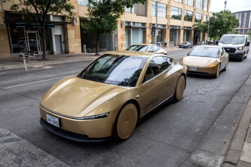 Un par de vehículos "Cybercab" de Tesla se ven en las calles del centro de Austin, Texas, el 3 de septiembre de 2026. (Ronaldo Schemidt/AFP vía Getty Images).