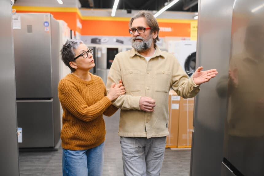 Si empiezas a ahorrar para el refrigerador ahora mismo, tendrás unos 36 meses. Digamos que calculas que costará unos 1600 dólares. Divide esa cantidad entre el plazo de 36 meses. El resultado es de unos 44 dólares. (Hryshchyshen Serhii/Shutterstock).