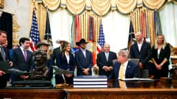 Trump firma órdenes para ampliar mercados a ganaderos y pequeños procesadores de carne