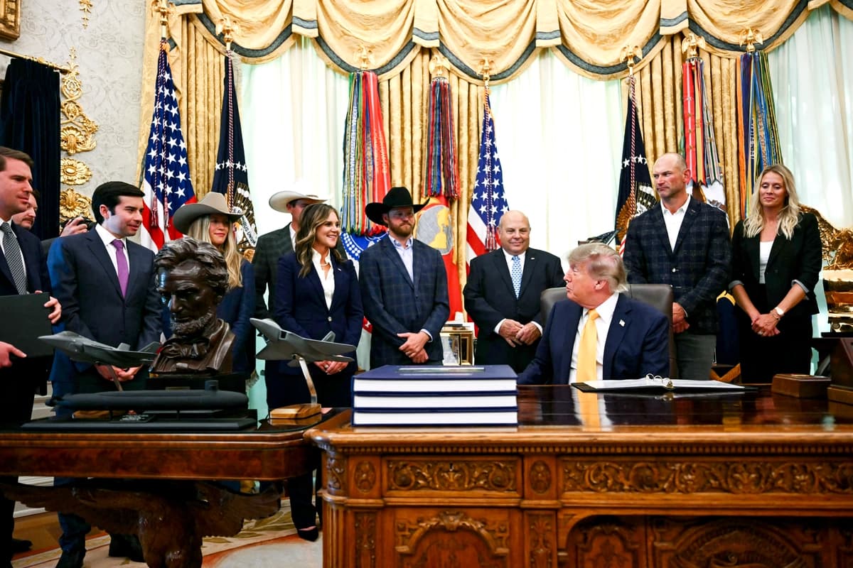 El presidente Donald Trump pronuncia un discurso antes de firmar órdenes ejecutivas relacionadas con el procesamiento de carne de res y los ganaderos, en el Despacho Oval de la Casa Blanca el 4 de septiembre de 2026. (Kent Nishimura/AFP vía Getty Images).