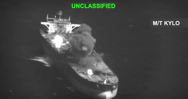 Las fuerzas estadounidenses destruyeron el M/T Kylo, un petrolero sin carga que transportaba petróleo crudo en el Golfo de Omán, el 5 de septiembre de 2026. (Comando Central de EE. UU./X)