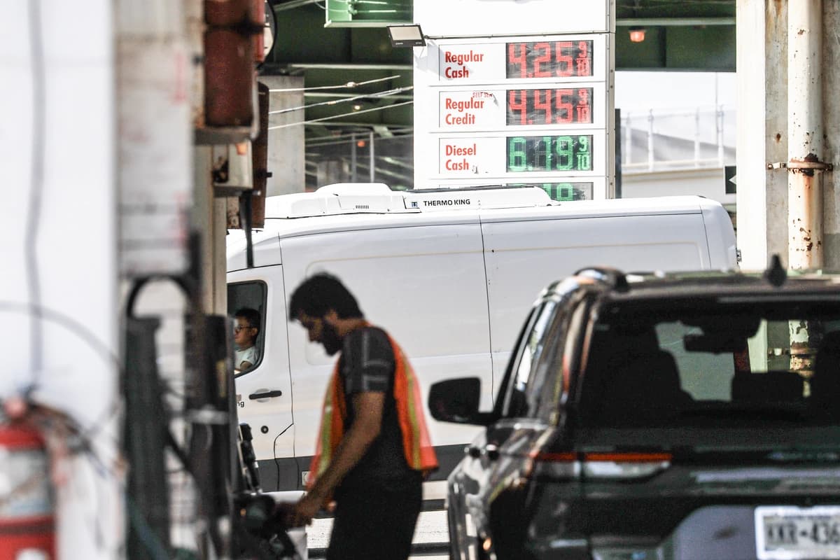 Precios de la gasolina mostrados en una gasolinera de Brooklyn, Nueva York, el 4 de septiembre de 2026. (Spencer Platt/Getty Images).