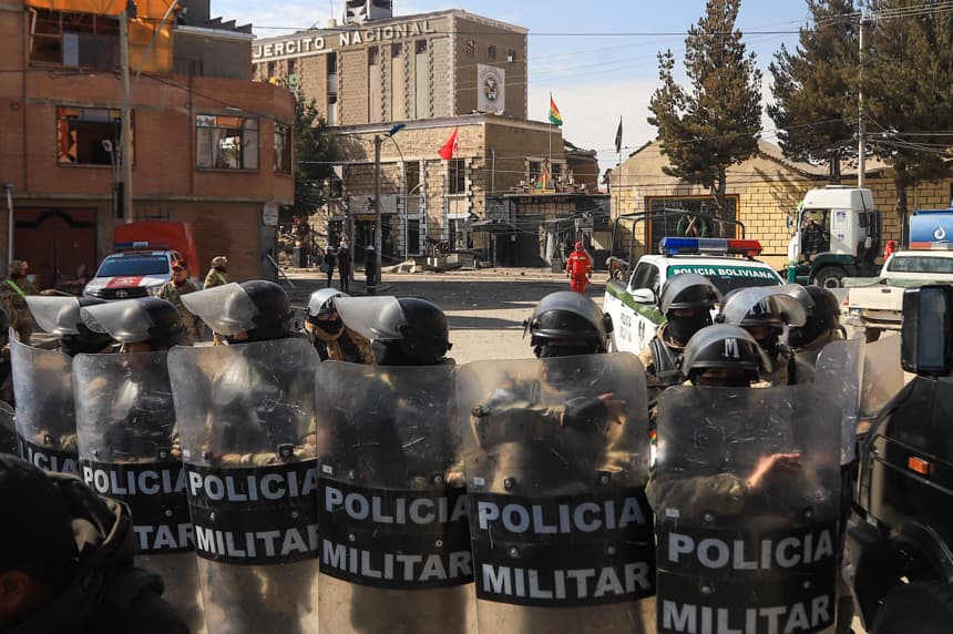 La Policía Militar de Bolivia custodia una calle el 5 de septiembre de 2026, en Viacha (Bolivia). Incertidumbre y miedo predominaban entre los pobladores de Viacha, y en los directamente afectados por las dos explosiones ocurridas en la víspera en un cuartel militar, que hasta el momento han dejado 3 fallecidos, 14 desaparecidos y 84 heridos. (EFE/ Gabriel Márquez)