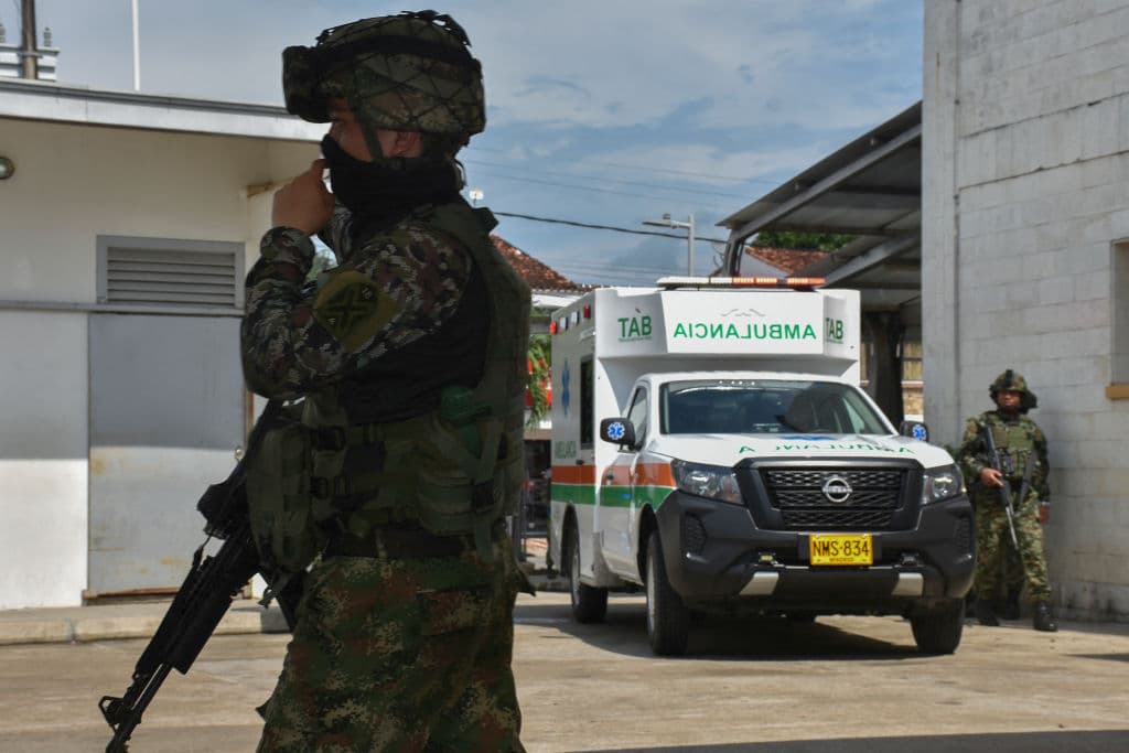 Imagen alusiva de archivo. Soldados hacen guardia mientras una ambulancia transporta a un soldado herido en un ataque atribuido a la guerrilla del ELN en Arauca, Colombia, el 17 de septiembre de 2024. (ANIEL MARTINEZ/AFP vía Getty Images)