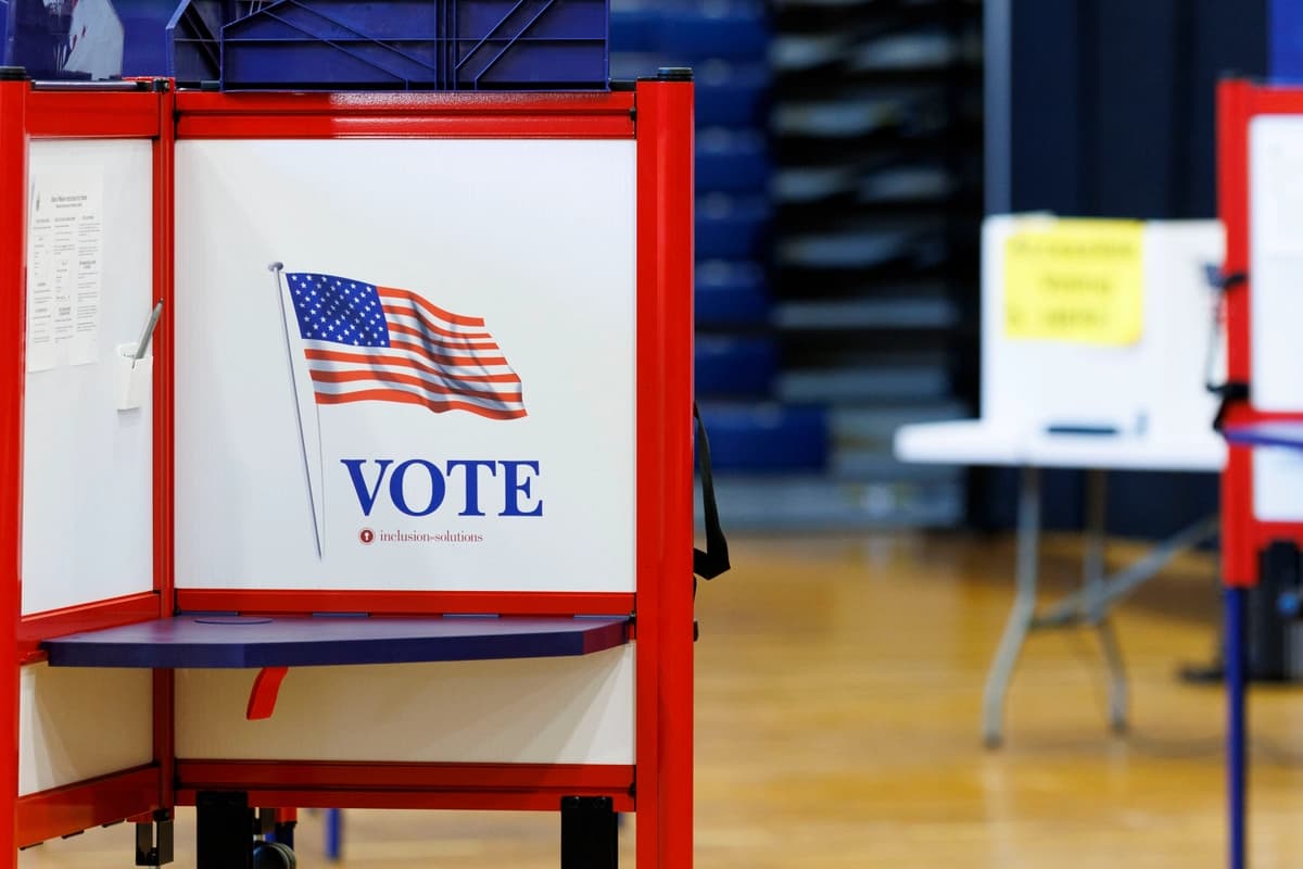 Las cabinas esperan a los votantes de Maine para que emitan sus votos en un centro de votación dentro del Edificio de Exposiciones de Portland en Bangor, Maine, el 9 de junio de 2026. (C.J. Gunther/Getty Images)