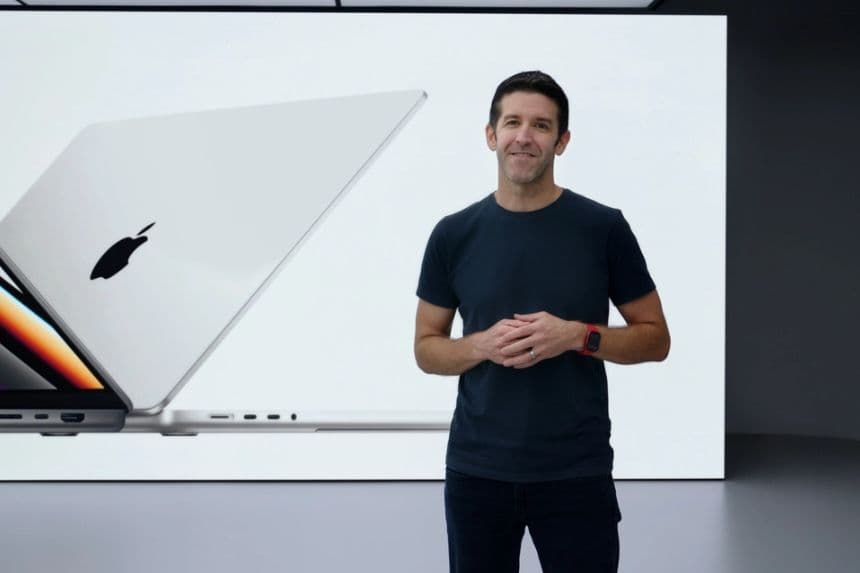 John Ternus de Apple presenta el MacBook Pro con los nuevos chipsets M1 Pro y M1 Max, disponibles en versiones de 14 y 16 pulgadas, durante un evento especial en Apple Park en Cupertino, California. Esta imagen fija proviene de un video publicado el 18 de octubre de 2021. (Apple Inc/Handout vía Reuters)
