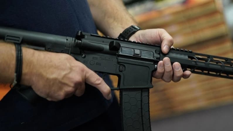 El gobierno federal respalda la impugnación ante la Corte Suprema sobre la prohibición del AR-15