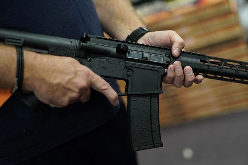 Un cliente manipula un rifle AR-15 en una armería en Mineola, Nueva York, el 25 de septiembre de 2020. (Timothy A. Clary/AFP vía Getty Images)