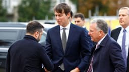 Enviados de paz estadounidenses sostienen conversaciones en Ucrania tras su visita a Moscú