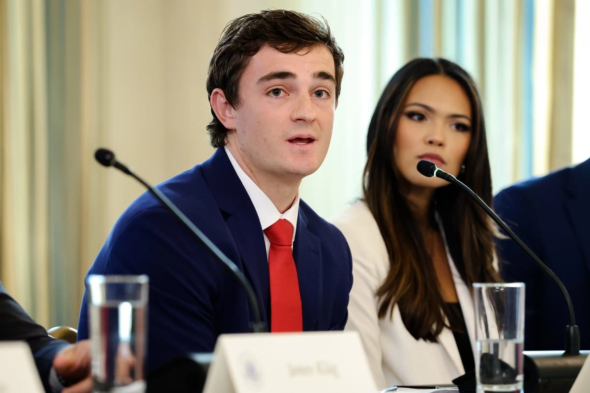 El periodista independiente Nick Shirley habla durante una mesa redonda en el Comedor de Estado de la Casa Blanca el 8 de octubre de 2025. (Anna Moneymaker/Getty Images)