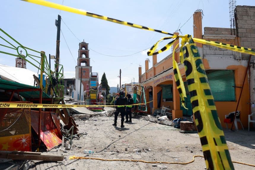 Policías de Seguridad del Estado de México resguardan la zona donde se suscitó una explosión la noche de este sábado en la comunidad de Santa María Canchesdá, Temascalsingo, en el Estado de México, México. Al menos diez personas fallecieron y 64 resultaron heridas por un accidente con pirotecnia en el marco de unas fiestas patronales en la parroquia de la comunidad de Santa María Canchesdá, vecino a la capital. (EFE/ Felipe Gutiérrez)
