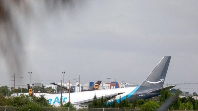 Avión de carga de Amazon se sale de la pista en el aeropuerto de Miami e impacta a varios vehículos