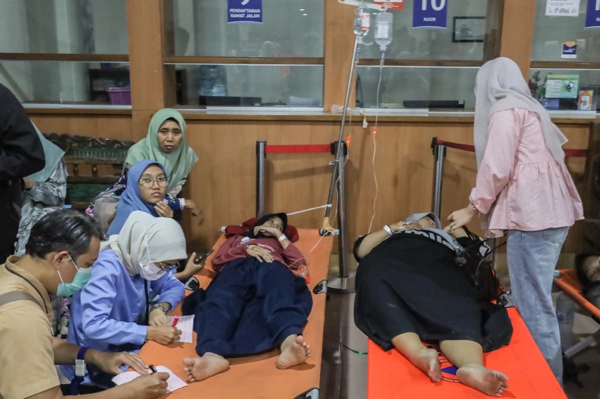 Estudiantes que supuestamente se enfermaron por intoxicación alimentaria tras consumir comidas gratuitas en su escuela reciben atención médica en un hospital de Sidoarjo, Java Oriental, Indonesia, el miércoles 2 de septiembre de 2026. (Jusuf Aydin/AP Photo)