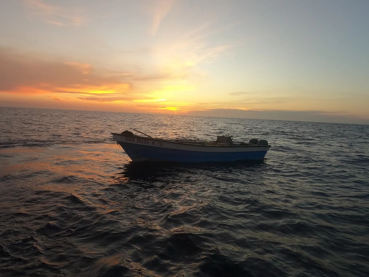 Durante una patrulla de rutina, la tripulación del guardacostas estadounidense Escanaba detectó una embarcación rápida sospechosa y envió una lancha para investigar. (Cortesía del JIATFS).