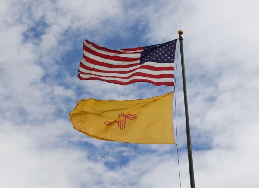 Las banderas de Estados Unidos y de Nuevo México ondean sobre Albuquerque, Nuevo México, el 1 de octubre de 2018. (Mark Ralston/AFP vía Getty Images)