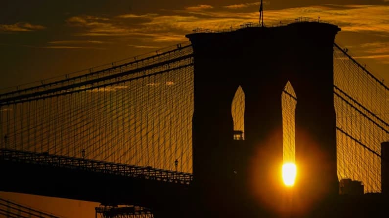 Abaten a hombre armado con cuchillo en el Puente de Brooklyn tras ignorar órdenes de la policía