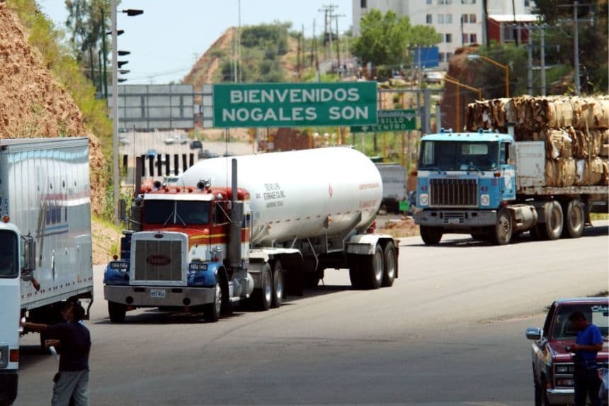 Camiones que se dirigen hacia el norte cruzan la frontera para ingresar a Estados Unidos desde Nogales, Sonora, México, cerca de Nogales, Arizona, en una imagen de archivo. (David McNew/Getty Images)