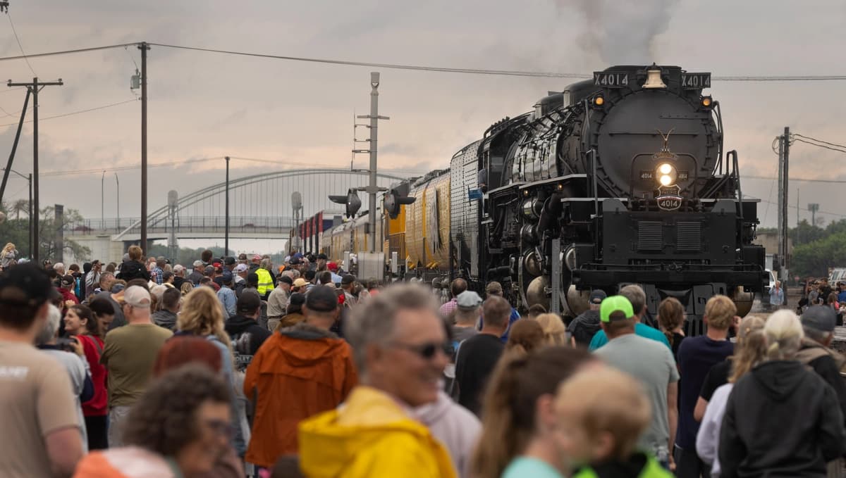 La gente se congrega a lo largo de las vías del tren para observar cómo la locomotora Big Boy n.° 4014 de Union Pacific, la locomotora de vapor en funcionamiento más grande del mundo, hace una parada en el centro de la ciudad durante su viaje a través del país para celebrar el 250 aniversario de Estados Unidos el 29 de mayo de 2026 en Colorado, Nebraska. (Scott Olson/Getty Images).