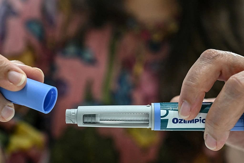 Fotografía de archivo sin fecha de un dispositivo autoinyectable Ozempic GLP-1 en una clínica de Bombay. (Indranil Mukherjee/AFP vía Getty Images).