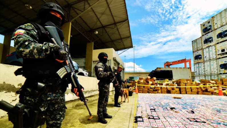 Autoridades ecuatorianas hallan dos toneladas de cocaína entre fruta destinada al mercado sueco