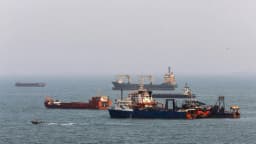 El petróleo podría alcanzar los $120 si se intensifican los ataques en Medio oriente: Goldman Sachs