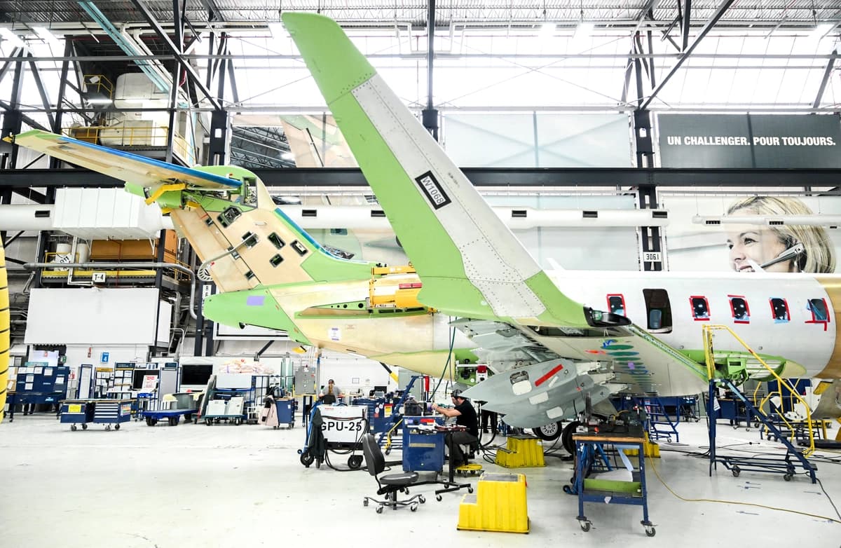 Un avión Bombardier Challenger en construcción en la planta de fabricación de Bombardier en Montreal, Quebec, Canadá, el 18 de febrero de 2025. (Graham Hughes/AFP vía Getty Images)