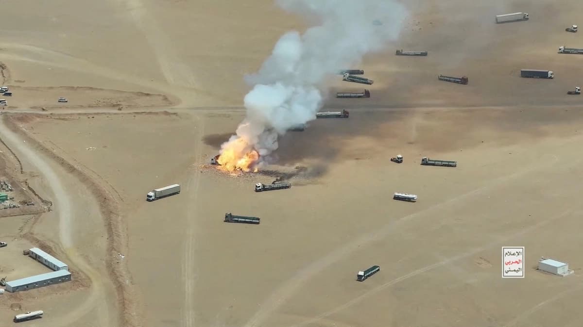 El humo se eleva de un camión en llamas durante lo que, según los hutíes, fue un ataque dirigido contra camiones que venían de territorio saudí, en el cruce fronterizo de Al-Wadiah, cerca de Al-Wadiah, en la frontera entre Arabia Saudita y Yemen, en esta imagen fija obtenida de un video difundido el 7 de septiembre de 2026. (Centro de Medios Hutí/Reuters)