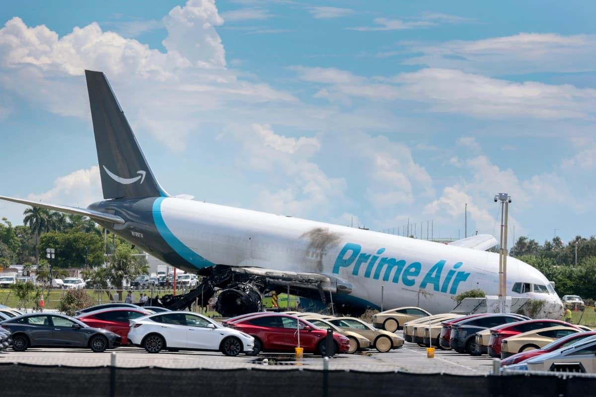 Los investigadores continúan trabajando para determinar qué causó el accidente de un avión de carga de Amazon en el Aeropuerto Internacional de Miami, en Miami, el 7 de septiembre de 2026. (Joe Raedle/Getty Images)