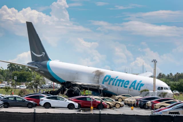 Los investigadores continúan trabajando para determinar qué causó el accidente de un avión de carga de Amazon en el Aeropuerto Internacional de Miami, en Miami, el 7 de septiembre de 2026. (Joe Raedle/Getty Images)
