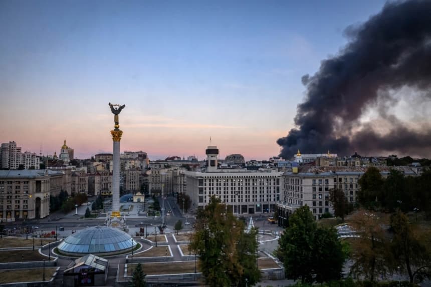 Esta fotografía muestra el humo que se eleva sobre los edificios tras los ataques aéreos rusos, en Kyiv, Ucrania, el 8 de septiembre de 2026. (Mladen Antonov/AFP vía Getty Images)