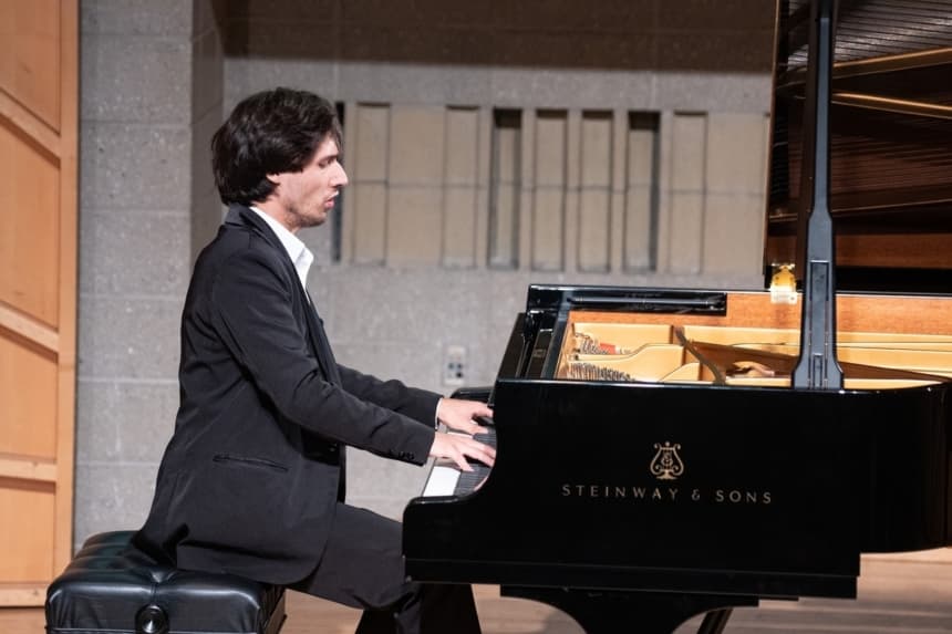 El pianista ruso Vitalii Khairutdinov en el 8.º Concurso Internacional de Piano de NTD, celebrado en Manhattan, Nueva York, el 5 de septiembre de 2026. (Larry Dai/The Epoch Times)