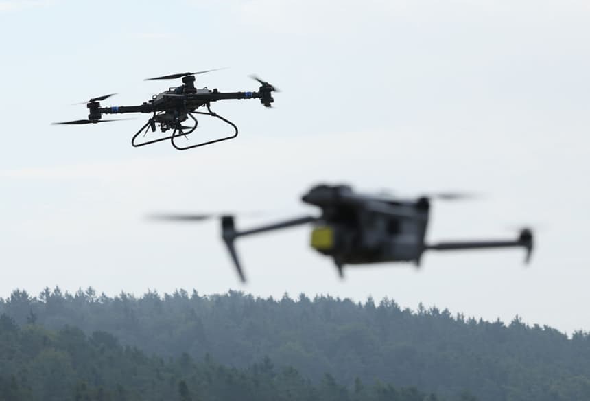 Imagen ilustrativa: Dos drones en pleno vuelo. (Sean Gallup/Getty Images)