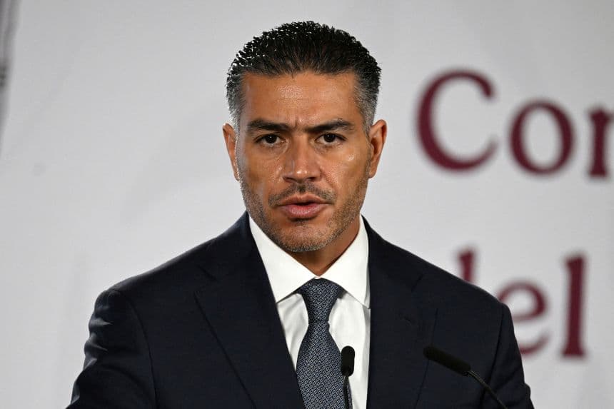 El secretario de Seguridad y Protección Ciudadana de México, Omar García Harfuch, habla durante la conferencia de prensa diaria de la presidenta de México, Claudia Sheinbaum, en el Palacio Nacional, en Ciudad de México, el 14 de julio de 2026. (Alfredo ESTRELLA / AFP vía Getty Images)