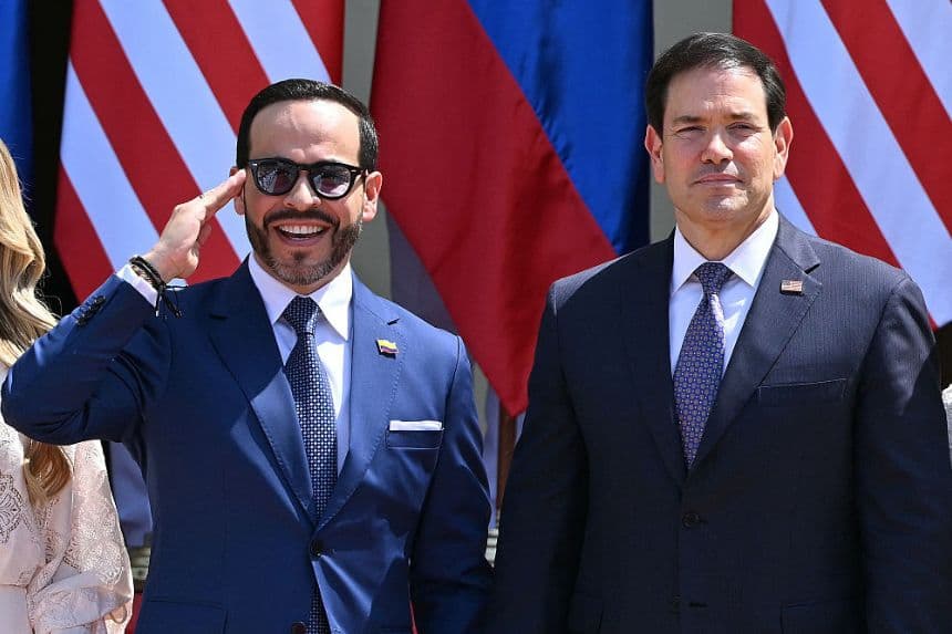 El secretario de Estado de EE. UU., Marco Rubio (Dcha.), es recibido por el presidente de Colombia, Abelardo de la Espriella, a su llegada a Barranquilla, Colombia, el 8 de septiembre de 2026. (Luis ACOSTA / AFP vía Getty Images)