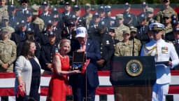 Trump otorga póstumamente la Medalla de la Libertad al héroe del 11-S conocido como "Red Bandana"