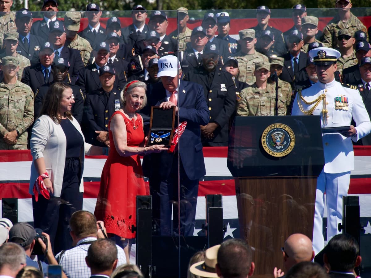El presidente Donald Trump entrega la Medalla Presidencial de la Libertad, otorgada póstumamente al héroe del 11-S, Welles Crowther, a su madre, Allison Crowther, durante el evento "Steel Across America" de la Fundación Tunnel to Towers, celebrado en la Elipse de Washington el 8 de septiembre de 2026. (Travis Gillmore/The Epoch Times)