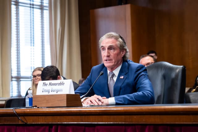 El secretario del Interior, Doug Burgum, testifica en el Capitolio el 29 de abril de 2026. (Madalina Kilroy/The Epoch Times)