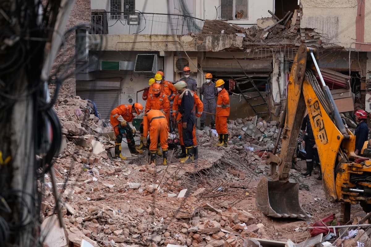Los equipos de rescate continúan buscando a personas atrapadas bajo los escombros de un edificio derrumbado en Nueva Delhi, India, el lunes 7 de septiembre de 2026. (Manish Swarup/AP Photo)