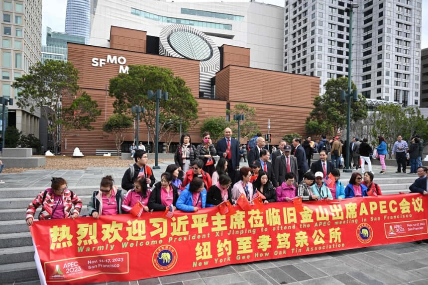 Partidarios del presidente chino Xi Jinping se concentran frente al Hotel St. Regis durante la semana de líderes de la Cooperación Económica Asia-Pacífico (APEC) en San Francisco, California, el 14 de noviembre de 2023. (Andrew Caballero-Reynolds/AFP vía Getty Images).