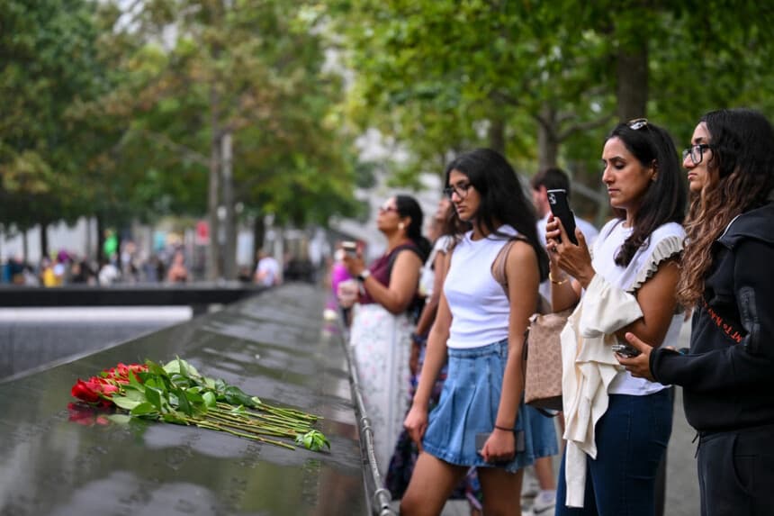 Se dejan rosas en el memorial del estanque reflectante de la Torre Norte mientras la gente visita el Memorial y Museo Nacional del 11 de septiembre en Nueva York el 31 de agosto de 2026. (Angela Weiss/AFP vía Getty Images).