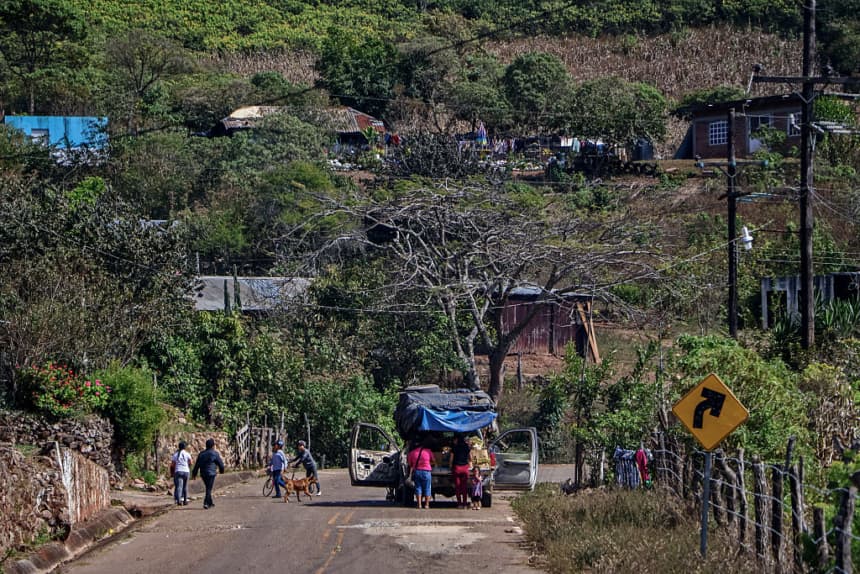 Una familia carga sus pertenencias en una camioneta en el pueblo de Potrerillos, Concordia, estado de Sinaloa, México, el 5 de febrero de 2026. Las autoridades en México informaron el 6 de febrero que descubrieron el cuerpo de una persona que podría ser uno de los diez empleados de una empresa minera canadiense secuestrados hace dos semanas. (Jesus Verdugo / AFP via Getty Images)